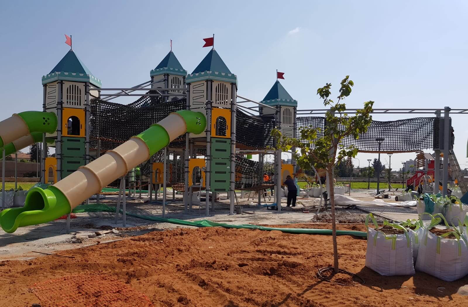 הולכות ונשלמות עבודות הקמת פארק המשחקים החדש בדרום העיר מקומונט