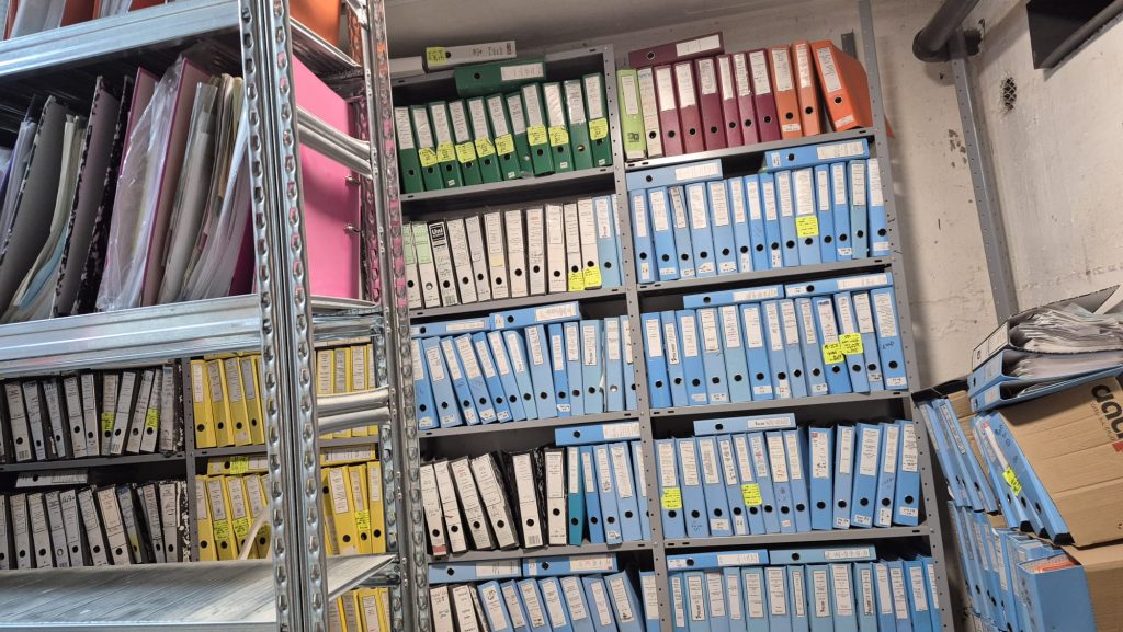 מדפים עם קלסרים ותיקיות