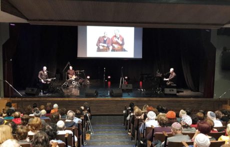 700 משתתפים צפו בהצגה “האחים אסנר” במופע הסיום של חודש האזרח הוותיק בגבעת שמואל