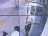 בקלות ובלי התנגדות: כך נגנב הנשק מהמאבטח בגבעת שמואל – צפו בסרטון