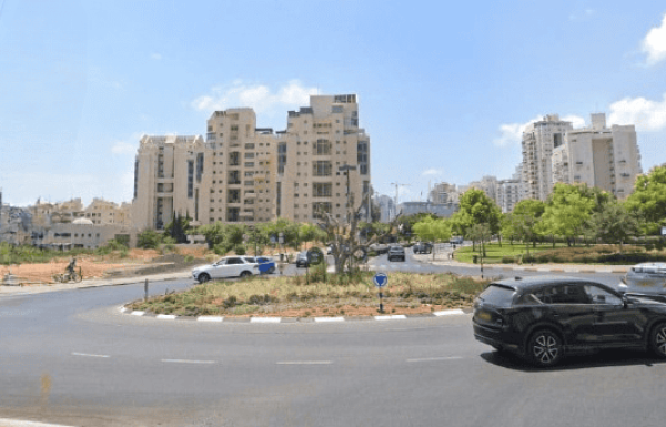 סוף לפקקים בכניסה לגבעת שמואל: הכיכרות יבוטלו והצמתים ירומזרו