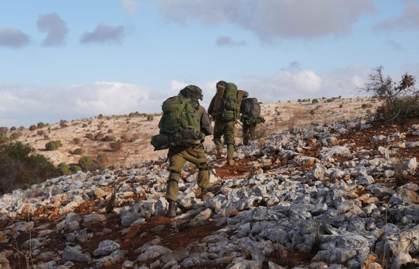 “המלחמה לא תמיד עזבה אותם”: ההצגה שמביאה לבמה את פצעי המילואים מגיעה לגבעת שמואל