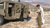 חייל מתפלל ליד האמר בגבעות ג'נין