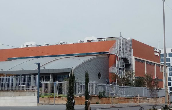 האלימות הגיעה לגבעת שמואל: צפו במעצר הנערים בהולמס פלייס – קשה לצפייה