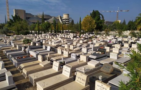 גילוי מצבה 30 יום או לאחר שנה: איך בוחרים את המועד הנכון לזיכרון