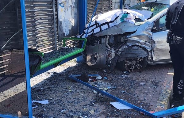 תאונת דרכים קשה במחלף גבעת שמואל: שתי נשים נפצעו קשה מרכב שסטה לתחנת אוטובוס