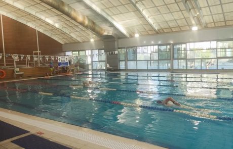 מנויים בהולמס פלייס בדרישה: “אפשרו כניסה לבריכה ללא חילול שבת – או שתוזילו את המחיר!”