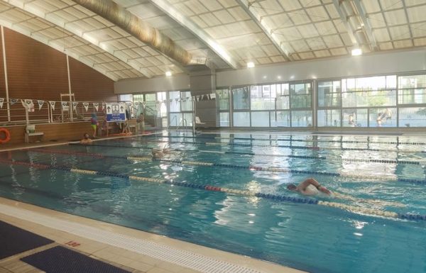 מנויים בהולמס פלייס בדרישה: “אפשרו כניסה לבריכה ללא חילול שבת – או שתוזילו את המחיר!”