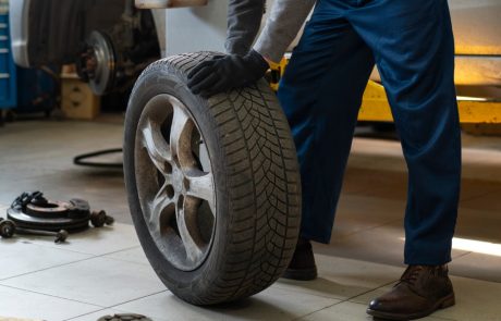 מי מכיר את יובל? עזר לתקן פנצ’ר בגבעת שמואל, השאיר שעון יקר – ונעלם