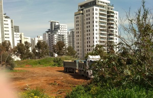 כוחות יס”מ ודחפורים מפנים בשעה זו מבנה ביציאה מגבעת שמואל