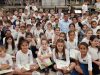 ראש העיר יוסי ברודני בשעת סיפור מרגשת לתלמידי כיתות א’ בבית הספר מורשת מנחם