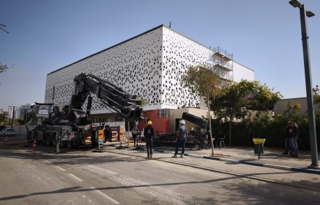 רשלנות או צירוף מקרים? מנוף קרס באתר בנייה בגבעת שמואל – מטרים בודדים מהילדים בגן הסמוך