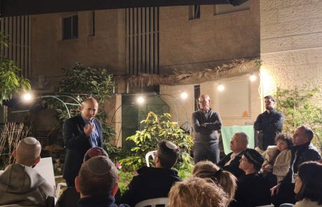 בנט בחוג בית בגבעת שמואל: “ממשלה בראשותי לא תהיה מועצת יש”ע אבל תהיה ימינה מהמרכז”