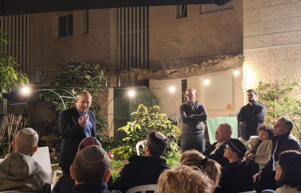 בנט בחוג בית בגבעת שמואל: “ממשלה בראשותי לא תהיה מועצת יש”ע אבל תהיה ימינה מהמרכז”