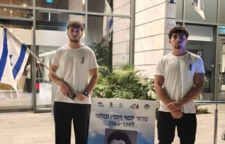 מחבקים את המשפחות: בני הנוער הציבו משמרות כבוד בפתח בתיהם של המשפחות השכולות