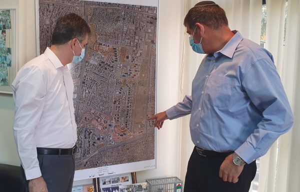 שר המודיעין אלי כהן ביקר בגבעת שמואל ונפגש עם ראש העיר יוסי ברודני