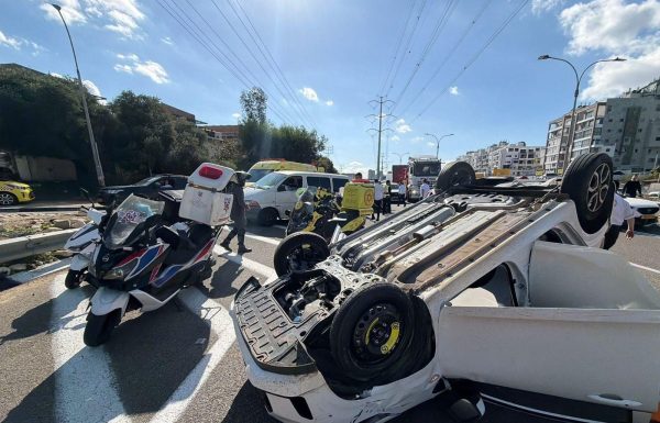 תאונה שלישית תוך שעתיים: רכב התהפך במחלף גבעת שמואל – בן 70 פונה לבית החולים