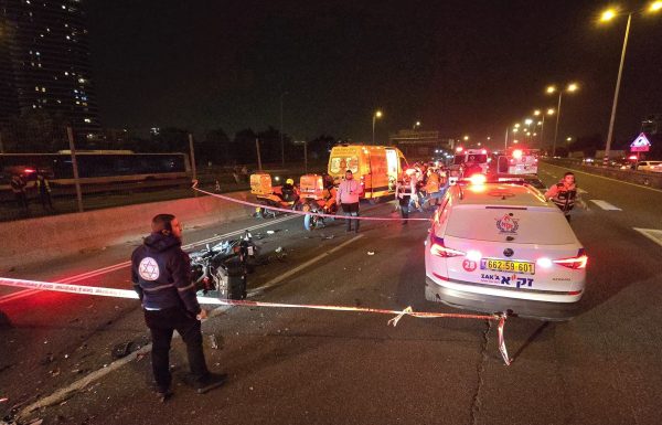 לילה קטלני בכביש 4: רוכב אופנוע נהרג בתאונה סמוך למחלף בר אילן