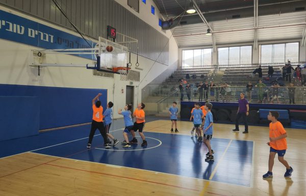 חינוך למצוינות: בתי הספר “כנפי רוח” ו”מורשת זבולון” זכו בטורניר הכדורסל של גבעת שמואל