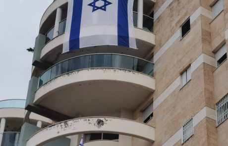 הבניין שנפגע מטיל איראני קושט בדגל ישראל ענק